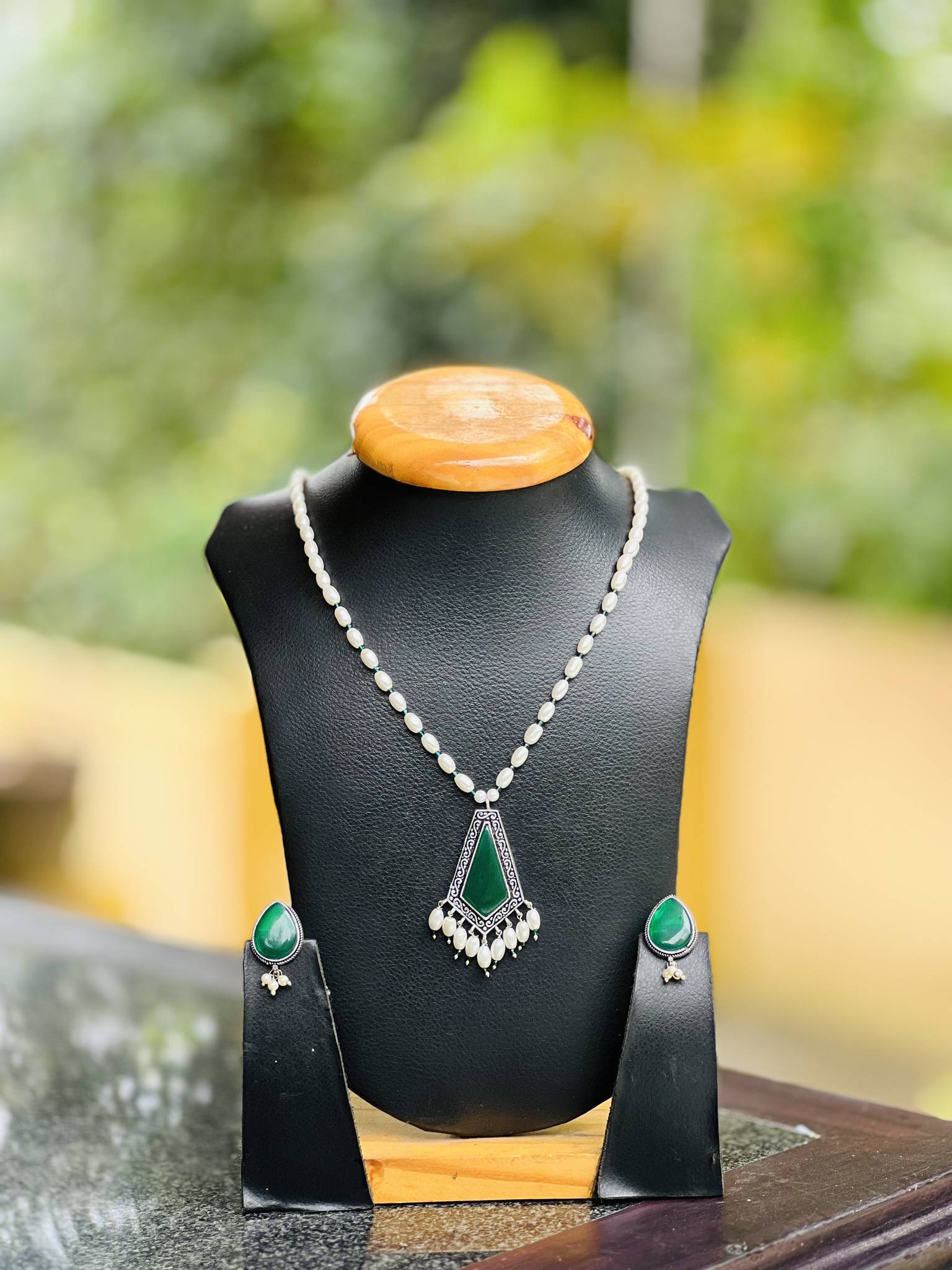 Emerald Grace pearl long chain set